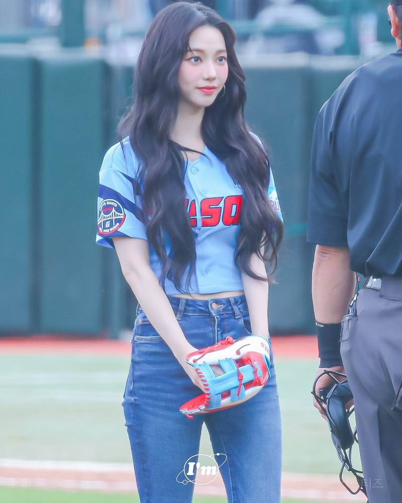 다시봐도 좋은 롯데 시구 카리나jpg | 인스티즈