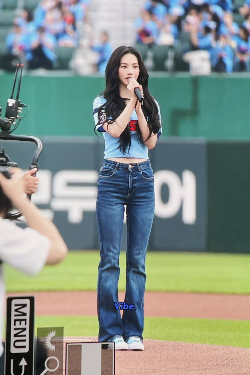 다시봐도 좋은 롯데 시구 카리나jpg | 인스티즈
