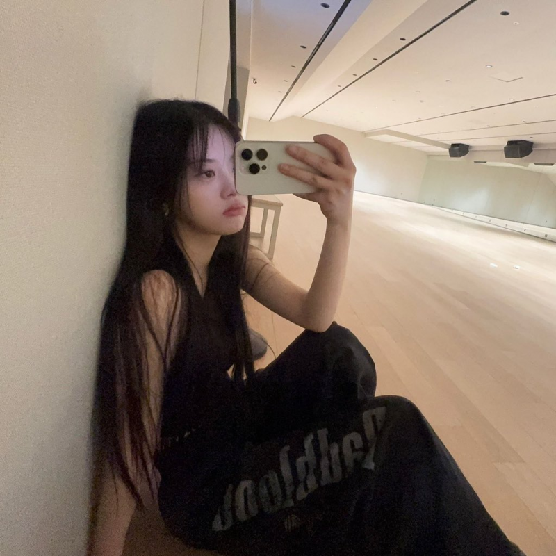사복 출근일 때와 아닐 때 너무 차이 난다는 아일릿 민주 | 인스티즈