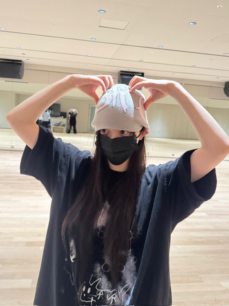 사복 출근일 때와 아닐 때 너무 차이 난다는 아일릿 민주 | 인스티즈