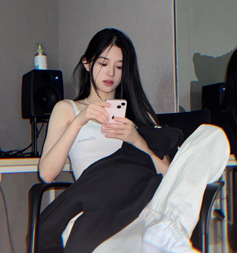사복 출근일 때와 아닐 때 너무 차이 난다는 아일릿 민주 | 인스티즈