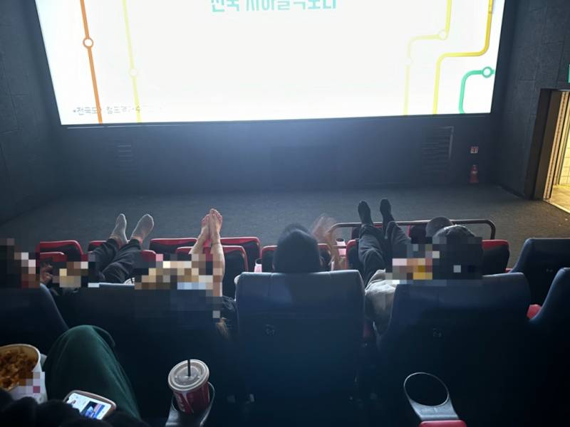 요즘 제일 극혐이라는 소리 나오는 영화관 관람 태도 | 인스티즈