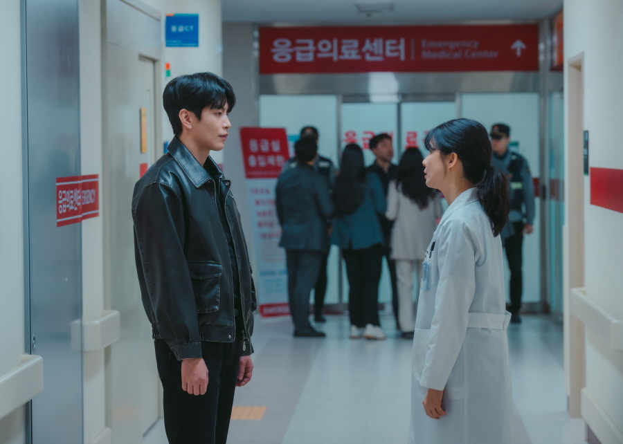 [정보/소식] '메리 킬즈 피플' 이보영-이민기, 아련한 키스 그 후…이제는 적대관계 | 인스티즈