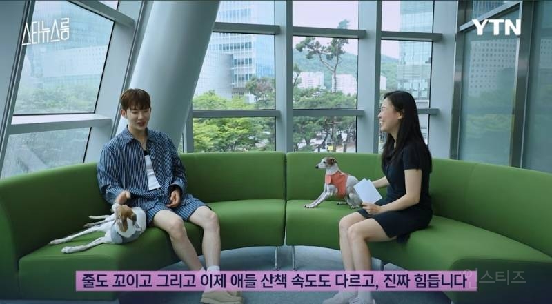 강아지 네마리랑 동시에 산책한다는 조권 .jpg | 인스티즈