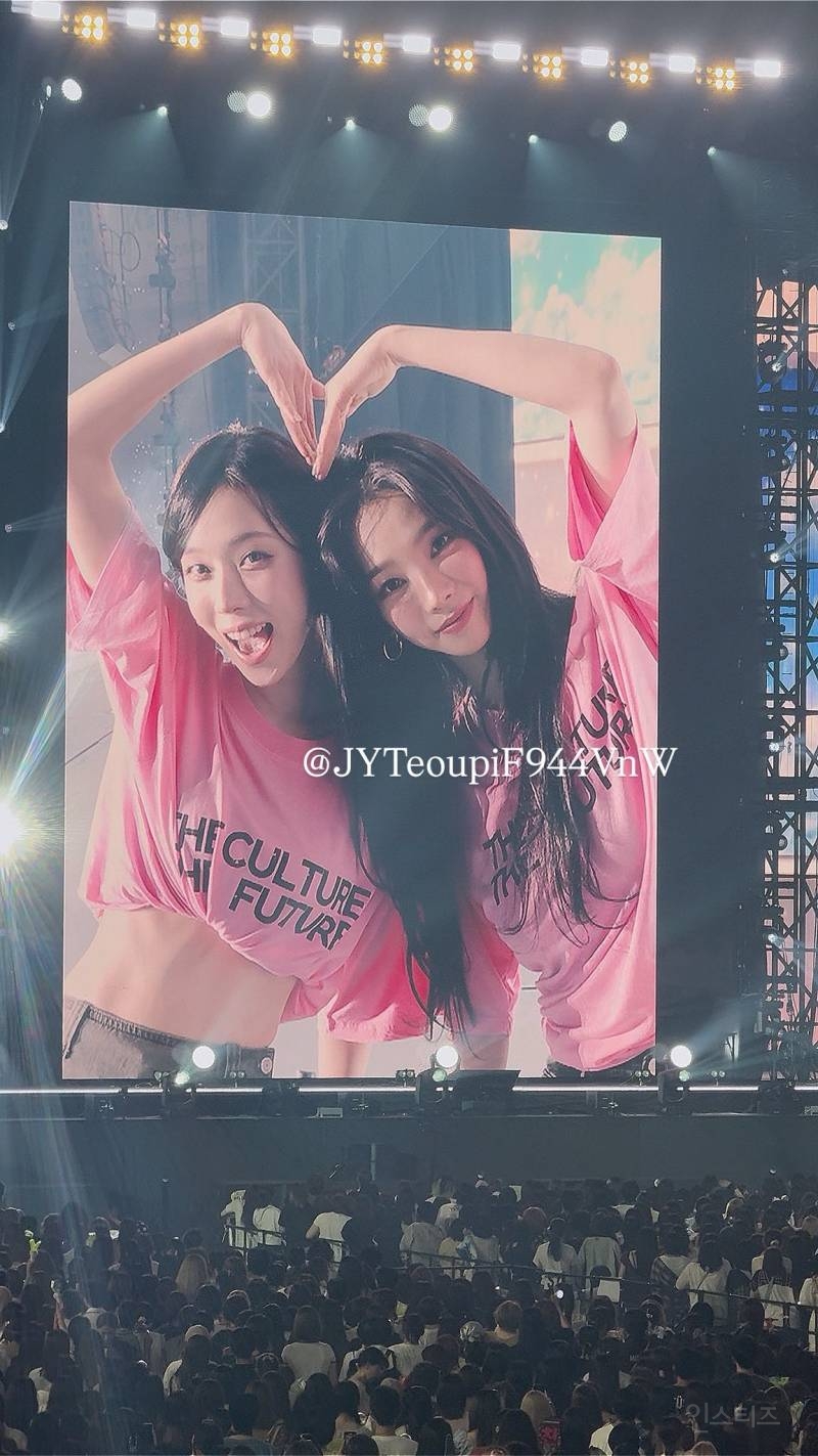 오늘자 일본 슴콘 2일차 지민정(카리나&윈터) 투샷 | 인스티즈