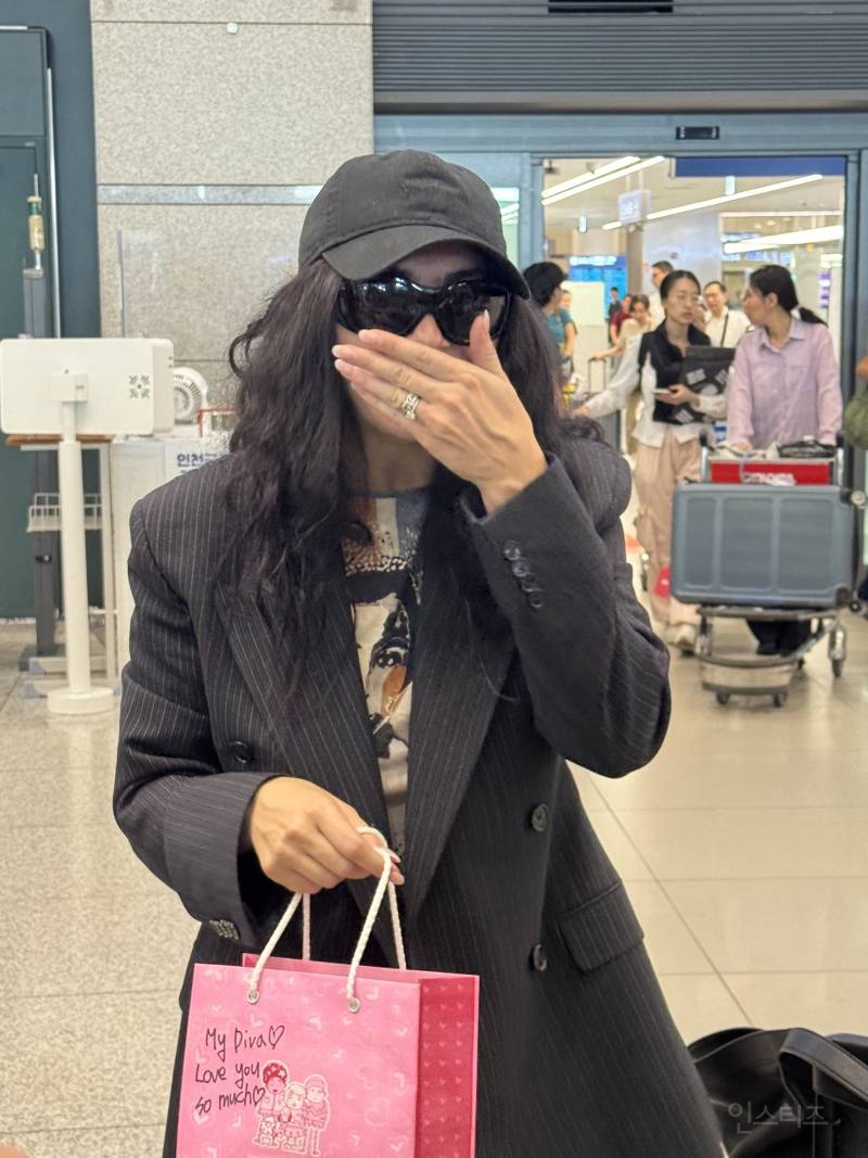 오늘자 OUF페스티벌 무대하러 입국한 찰리XCX | 인스티즈