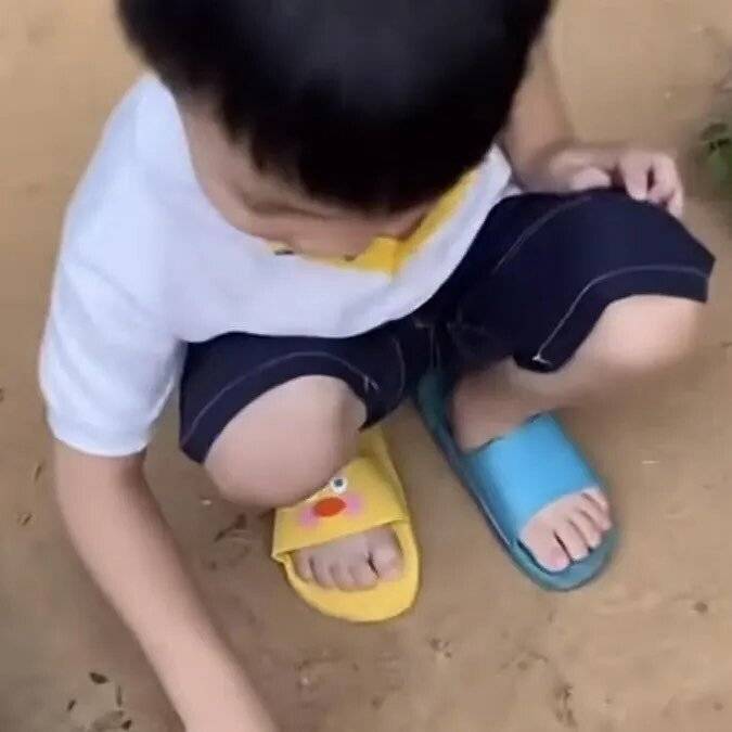 아들이 신은 슬리퍼를 보고 오열한 엄마.jpg | 인스티즈