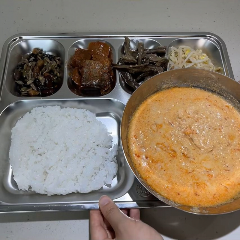 [잡담] 진짜 개맛없어보이는 밥경찰 급식 모습 | 인스티즈