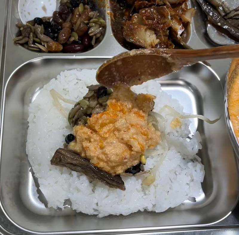[잡담] 진짜 개맛없어보이는 밥경찰 급식 모습 | 인스티즈