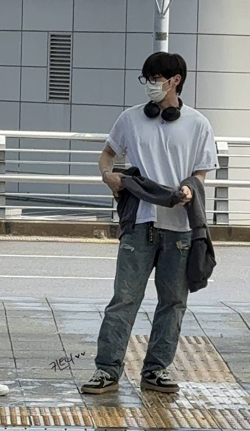 오늘자 출국하는 강다니엘 | 인스티즈