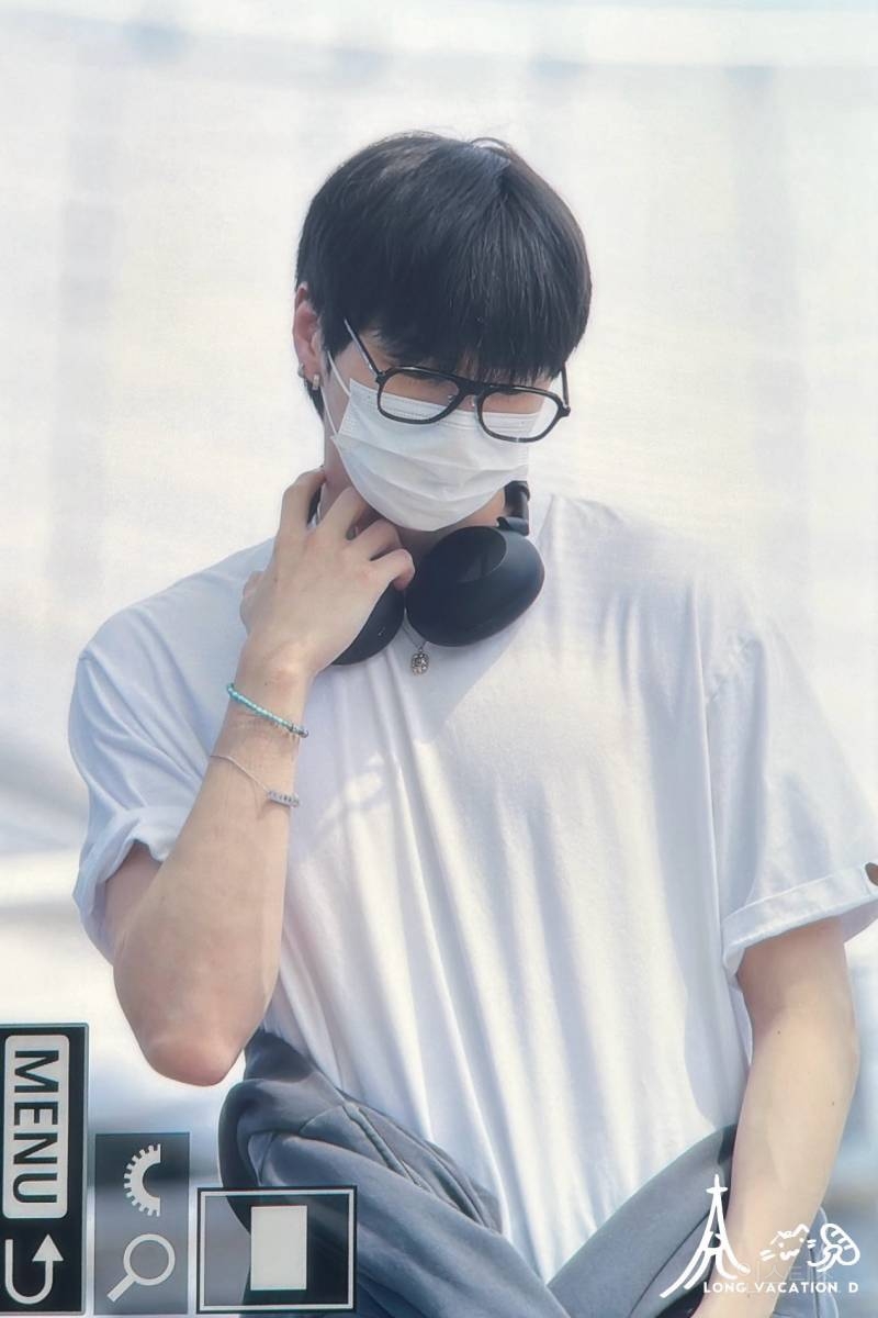 오늘자 출국하는 강다니엘 | 인스티즈