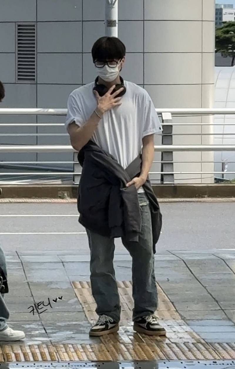 오늘자 출국하는 강다니엘 | 인스티즈