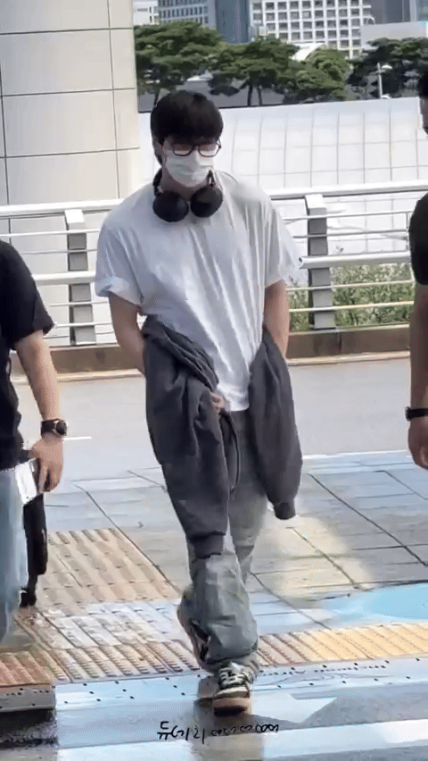 오늘자 출국하는 강다니엘 | 인스티즈