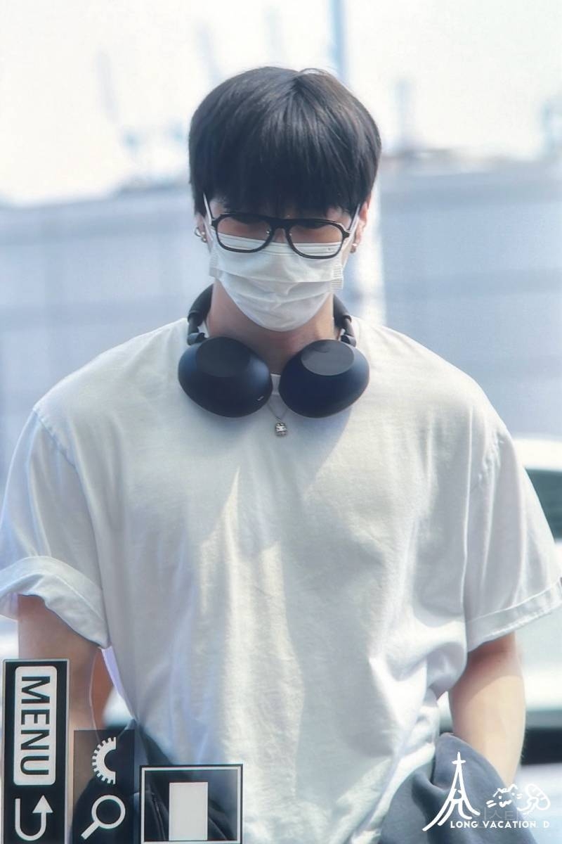 오늘자 출국하는 강다니엘 | 인스티즈