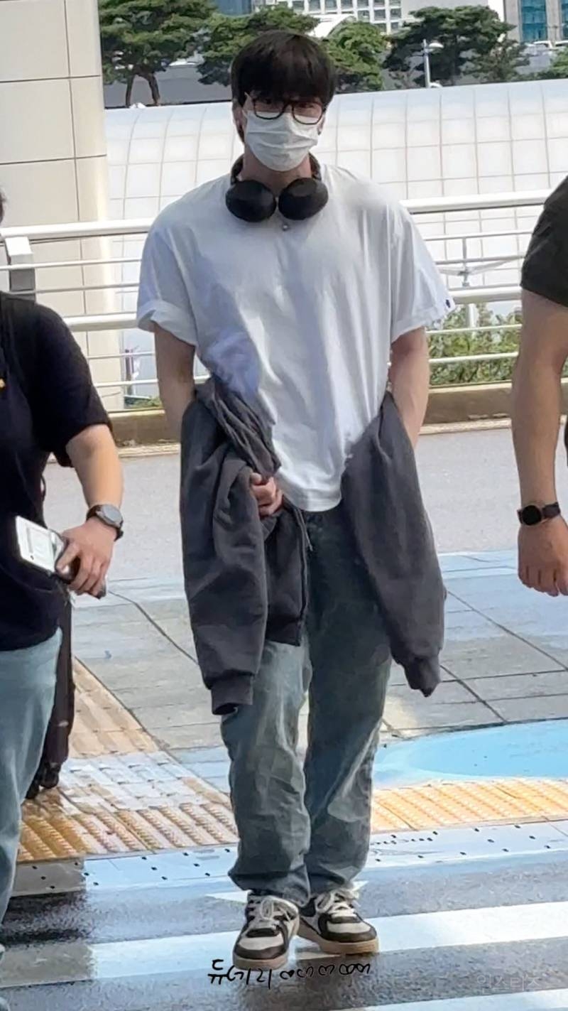 오늘자 출국하는 강다니엘 | 인스티즈