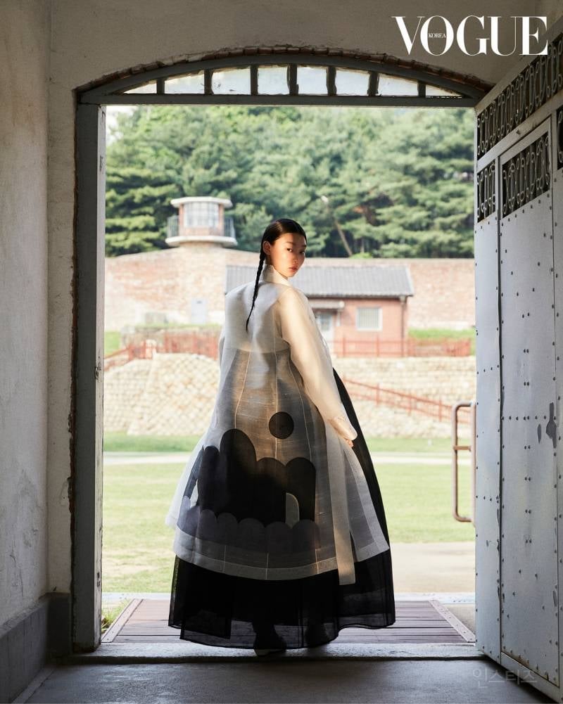광복 80주년🇰🇷 서대문형무소역사관, 청계천, 장충단공원, 탑골공원에서 찍은 <보그> 한복 화보 | 인스티즈