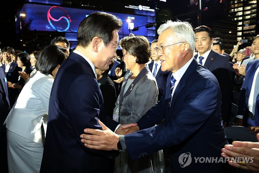 [정보/소식] 문재인 전 대통령 부부의 축하받는 이재명 대통령 부부 | 인스티즈
