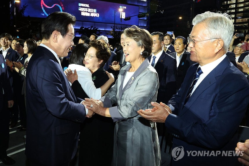 [정보/소식] 문재인 전 대통령 부부의 축하받는 이재명 대통령 부부 | 인스티즈