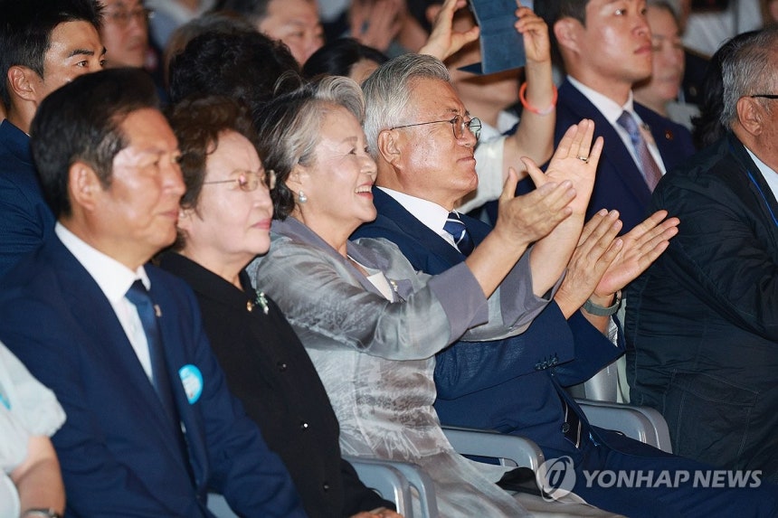 [정보/소식] 문재인 전 대통령 부부의 축하받는 이재명 대통령 부부 | 인스티즈