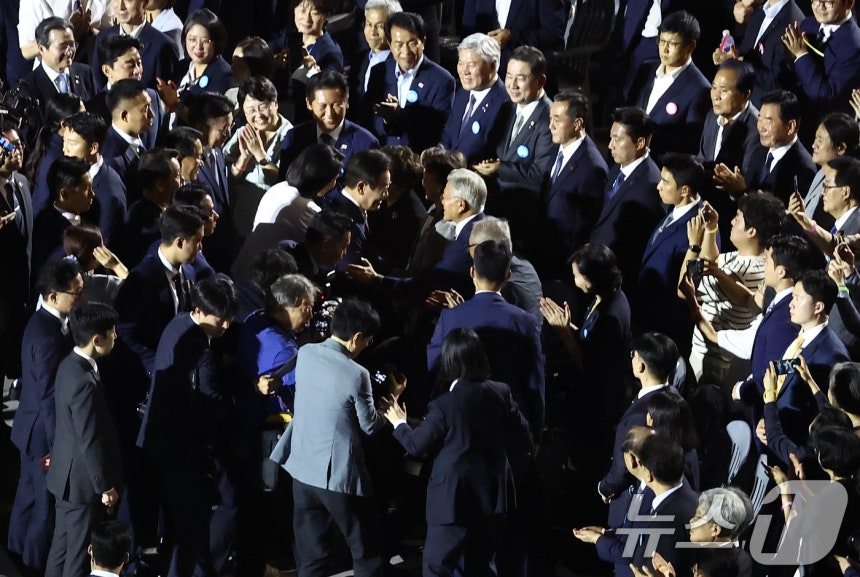 [정보/소식] 문재인 전 대통령 부부의 축하받는 이재명 대통령 부부 | 인스티즈