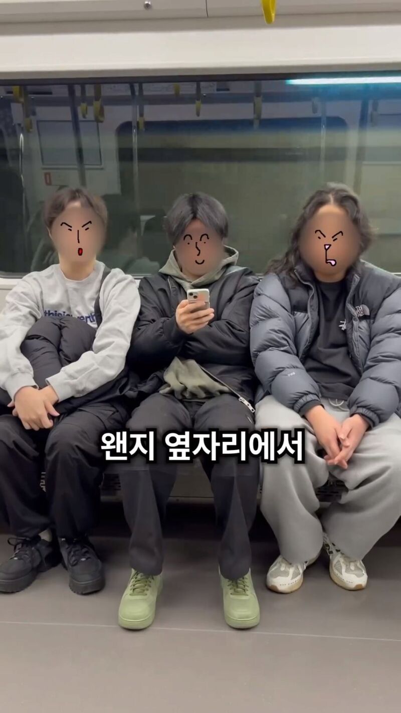 지하철에서 옆사람이 자꾸 내 폰을 슬쩍 보는 거 같음.jpg | 인스티즈