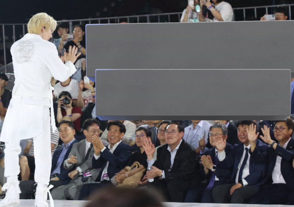[잡담] 광복절 전야제에서ㅋㅋ 툽 수빈 보는 높으신분들 표정 봐ㅋㅋㅋ | 인스티즈