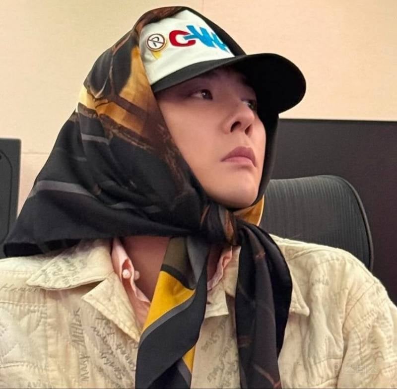 지드래곤 피셜 살을 가리려고 쓴거였다는 스카프 | 인스티즈