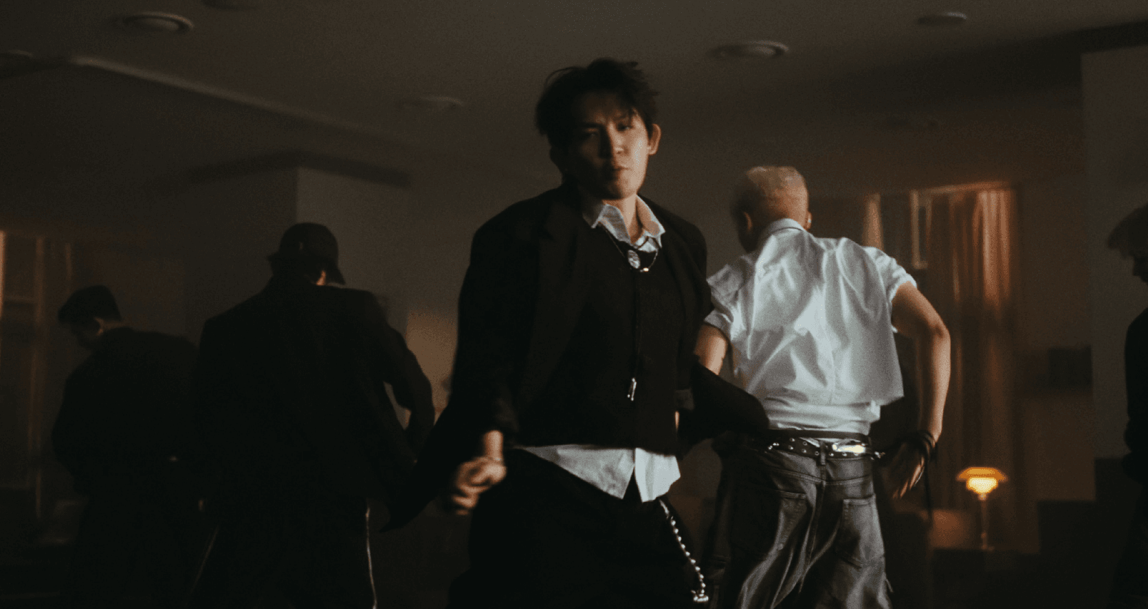 여전히 현역이라고 보여주는 16년차 남돌 신곡.gif | 인스티즈