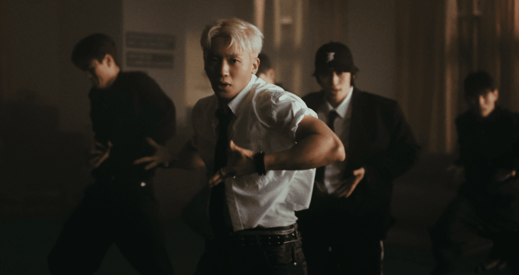 여전히 현역이라고 보여주는 16년차 남돌 신곡.gif | 인스티즈
