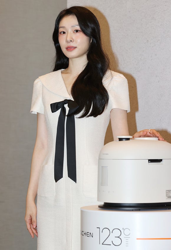 오늘자 김연아 쿠첸 123 밥솥 출시 기념 행사 기사사진.jpg | 인스티즈