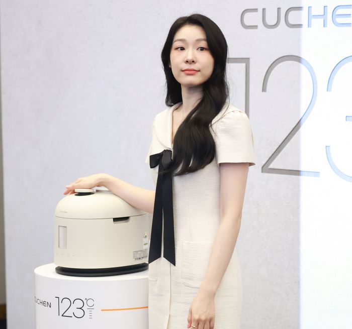오늘자 김연아 쿠첸 123 밥솥 출시 기념 행사 기사사진.jpg | 인스티즈