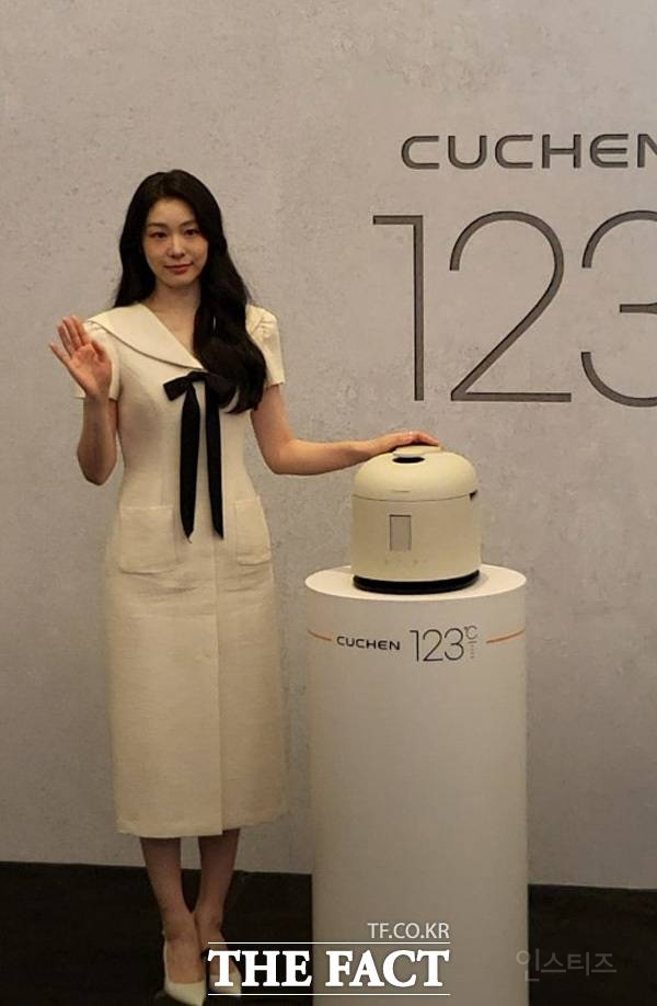 오늘자 김연아 쿠첸 123 밥솥 출시 기념 행사 기사사진.jpg | 인스티즈