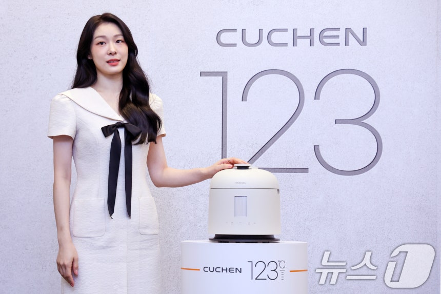 오늘자 김연아 쿠첸 123 밥솥 출시 기념 행사 기사사진.jpg | 인스티즈