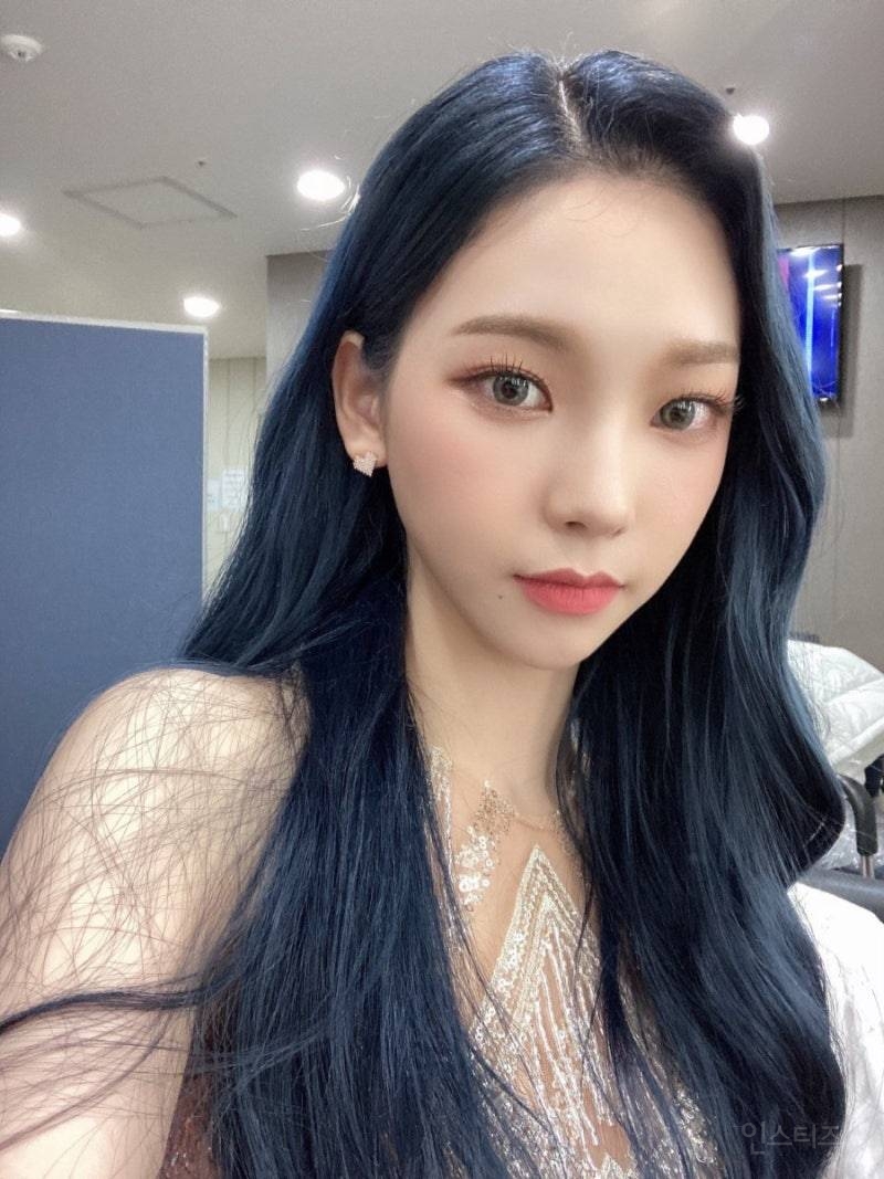 에스파 카리나: 그때 느낀 부담감을 아직도 기억해요. SM에서 6년 만에 선보이는 걸그룹이라며 큰 주목을 받았잖아요. 어쩌면 저희는 그 무대로 어떤 증명을 해야 했던 것 같아요 | 인스티즈