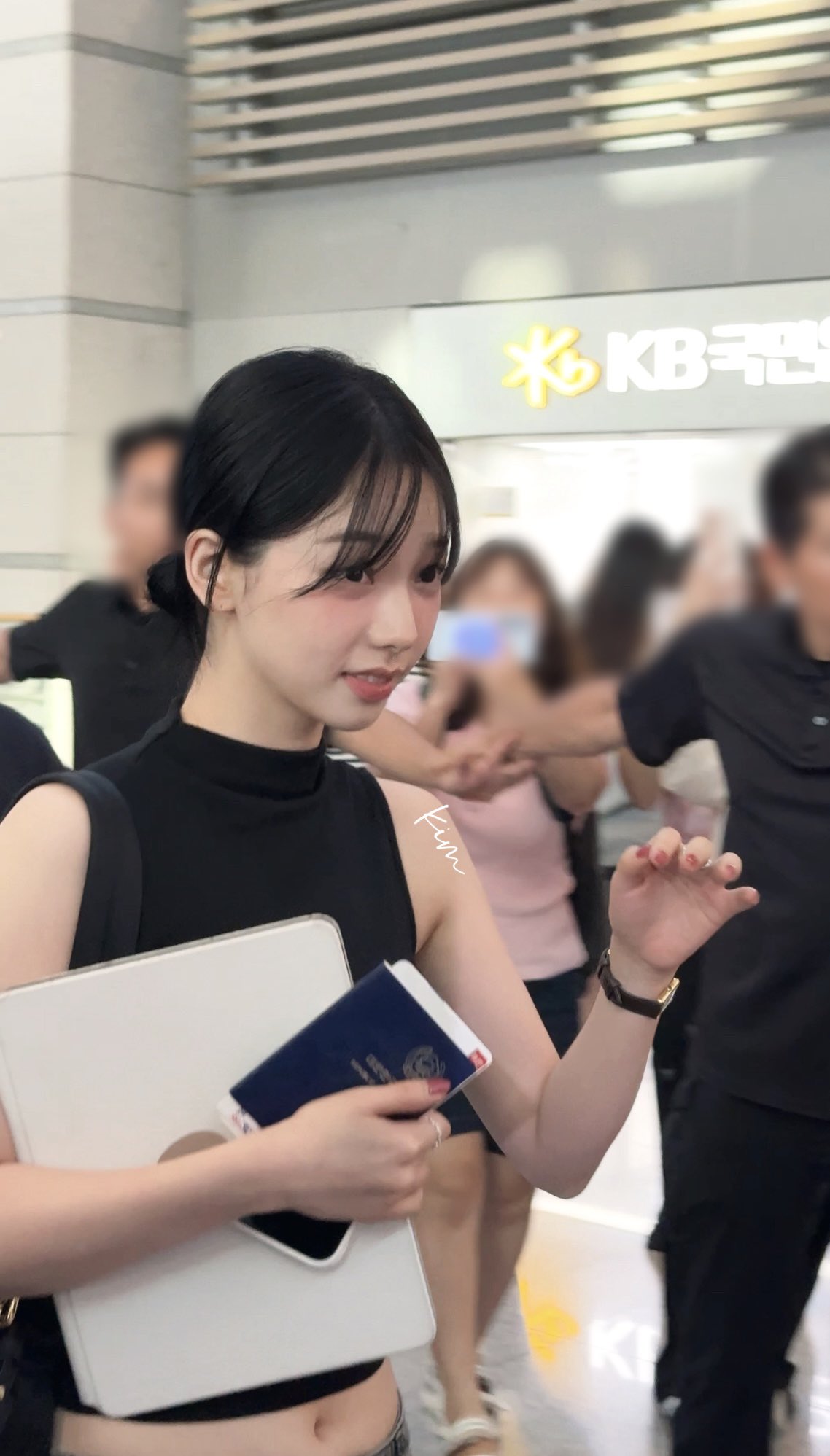 오늘자 마카오 출국 카리나 폰카짤.jpg | 인스티즈