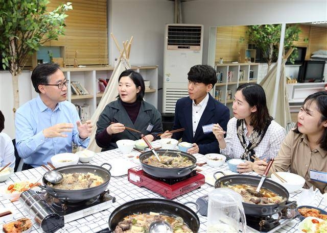논란중인 사람마다 갈리는 식사 타입 | 인스티즈