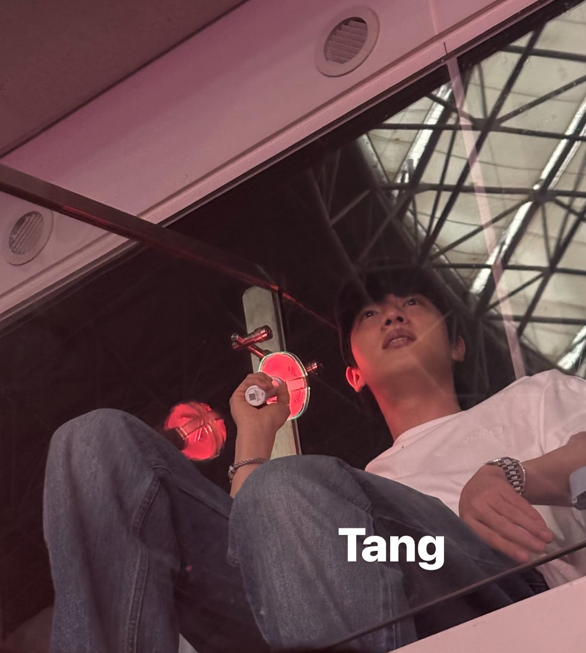 [잡담] 오늘 방탄 진 후배콘 가서 살벌한 구도로 사진 찍히네 | 인스티즈