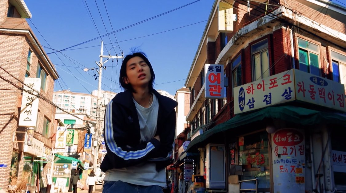 [잡담] 약간 코르티스 패션 딱 들었을 때 얘네가 자체적으로 찍은 뮤비 생각났음 | 인스티즈