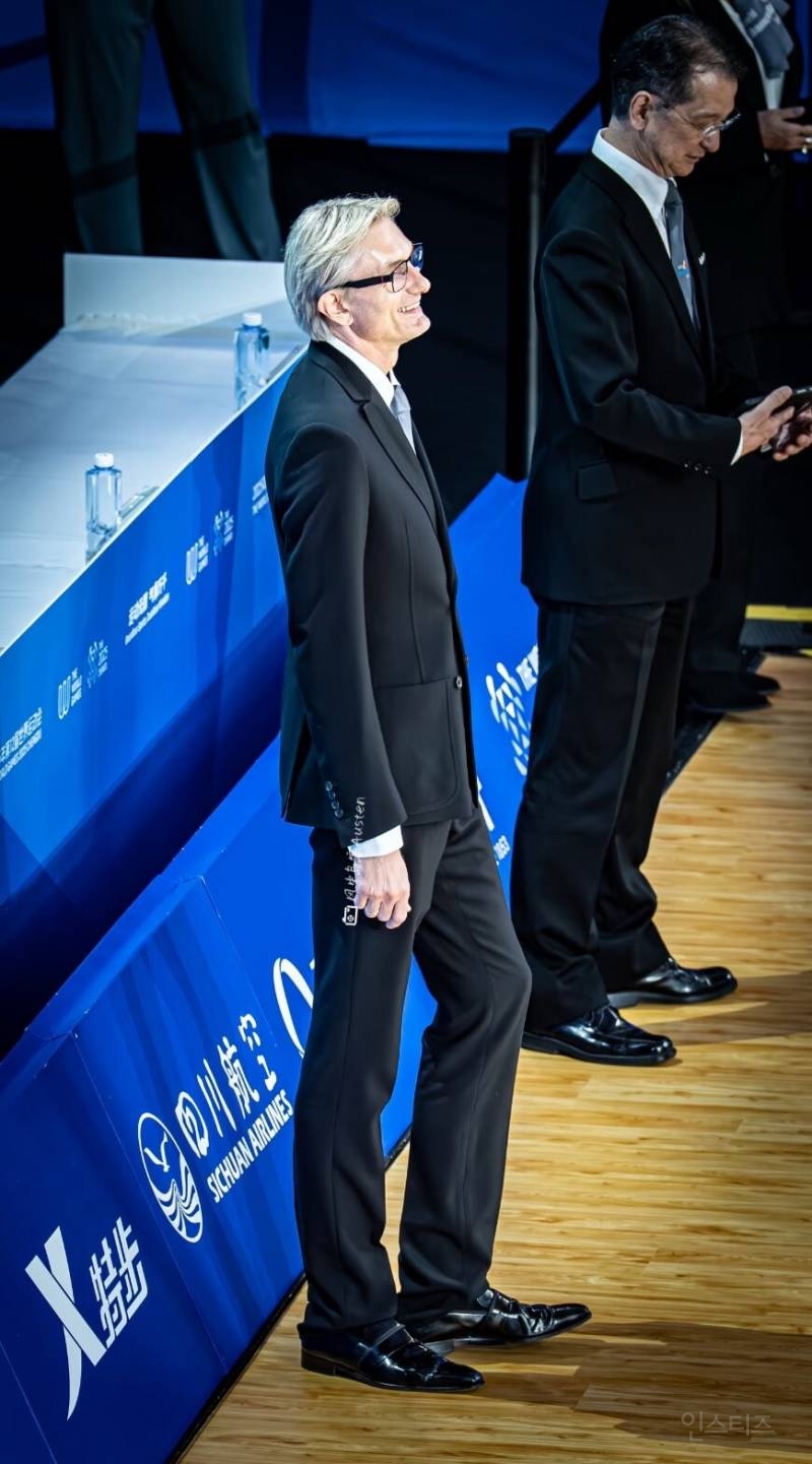 개쩌는 비율로 외국 트위터에서 뜬금없이 화제중인 미중년.jpg | 인스티즈