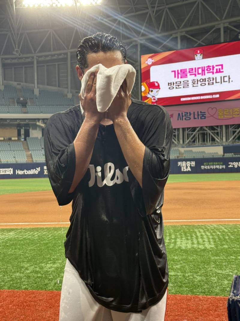 [잡담] 갑자기 문동주뽕 와서 사진 투척하고 가야겠어 | 인스티즈