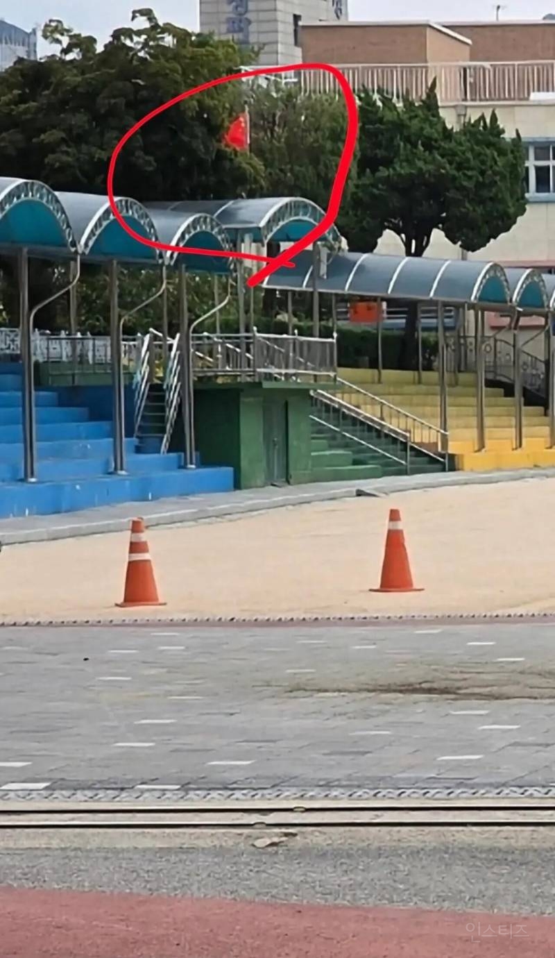 서울 용산에 있는 초등학교 중공기 게양으로 논란.jpg | 인스티즈