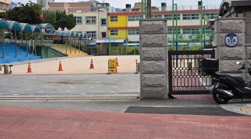 서울 용산에 있는 초등학교 중공기 게양으로 논란.jpg | 인스티즈