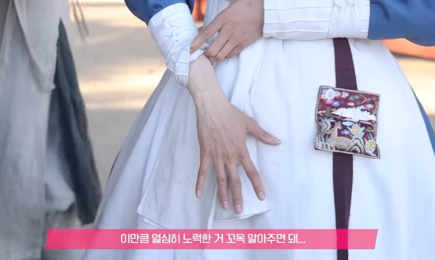 [잡담] 헐 윤아 손 탄것봐 | 인스티즈