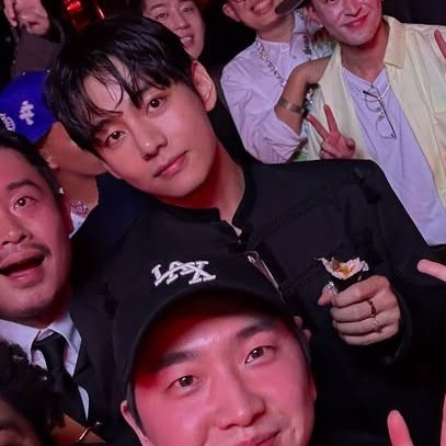 [잡담] 방탄 뷔는 파티장에서 샴페인잔을 들고 다니는게 아니라 | 인스티즈