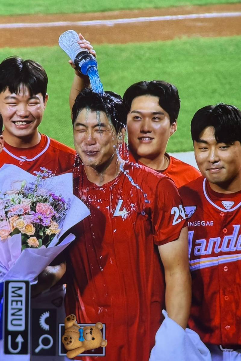 [잡담] 민준이 파워에이드 뿌린거 사진으로 보니깤ㅋㅋㅋㅋㅋㅋㅋㅋㅋㅋㅋㅋㅋ | 인스티즈