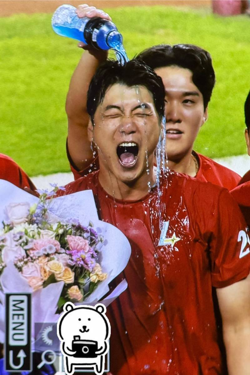 [잡담] 민준이 파워에이드 뿌린거 사진으로 보니깤ㅋㅋㅋㅋㅋㅋㅋㅋㅋㅋㅋㅋㅋ | 인스티즈