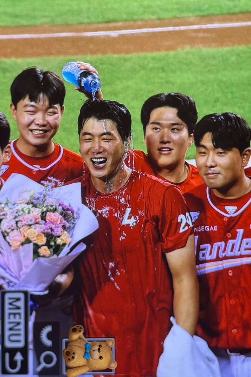 [잡담] 민준이 파워에이드 뿌린거 사진으로 보니깤ㅋㅋㅋㅋㅋㅋㅋㅋㅋㅋㅋㅋㅋ | 인스티즈