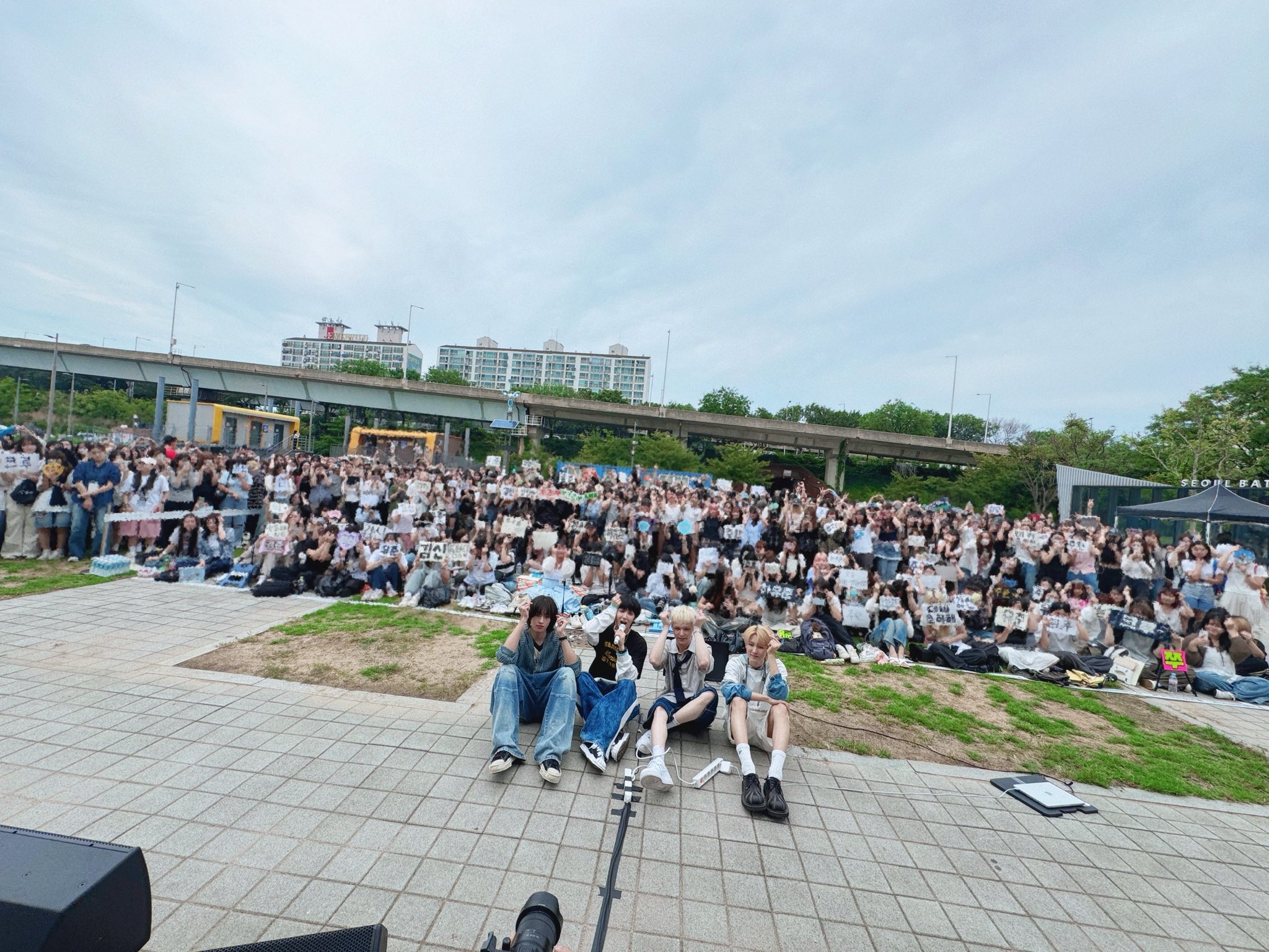 어제 망원 한강공원에서 깜짝 버스킹한 FNC 신인 밴드 에이엠피(AxMxP) | 인스티즈