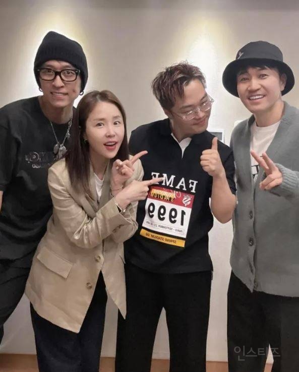 래퍼 머쉬베놈, '오토매틱' 피처링 코요태와 훈훈 선후배 인증샷 | 인스티즈