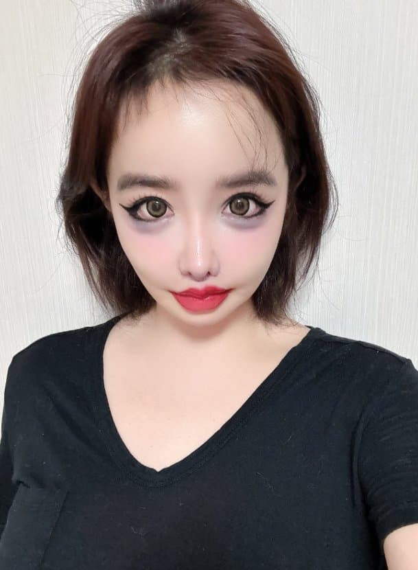 [잡담] 박봄은 진짜 이렇게 생긴거야 보정같은거 하는거야? | 인스티즈